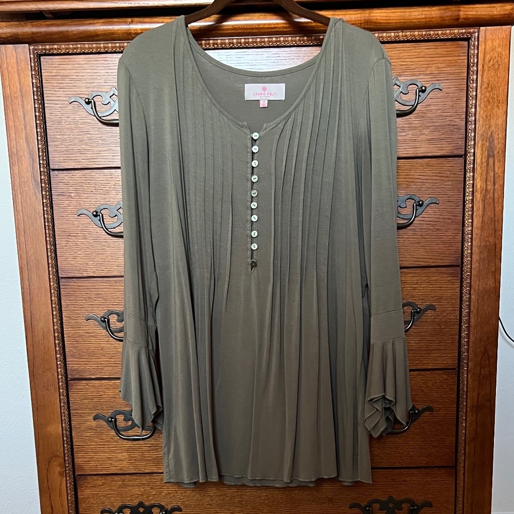EUC - Laurie Felt Knit Rayon Made From Bamboo Blend Henley Top